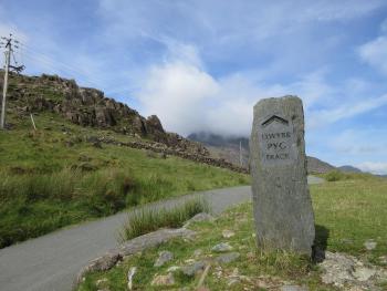 sign reading: llwybr pyg track